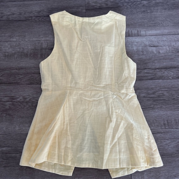 Yellow Sleeveless Button-Up Vest - Picture 5 of 9